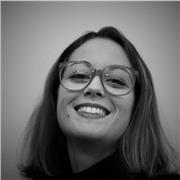 Donne cours dans différentes matières